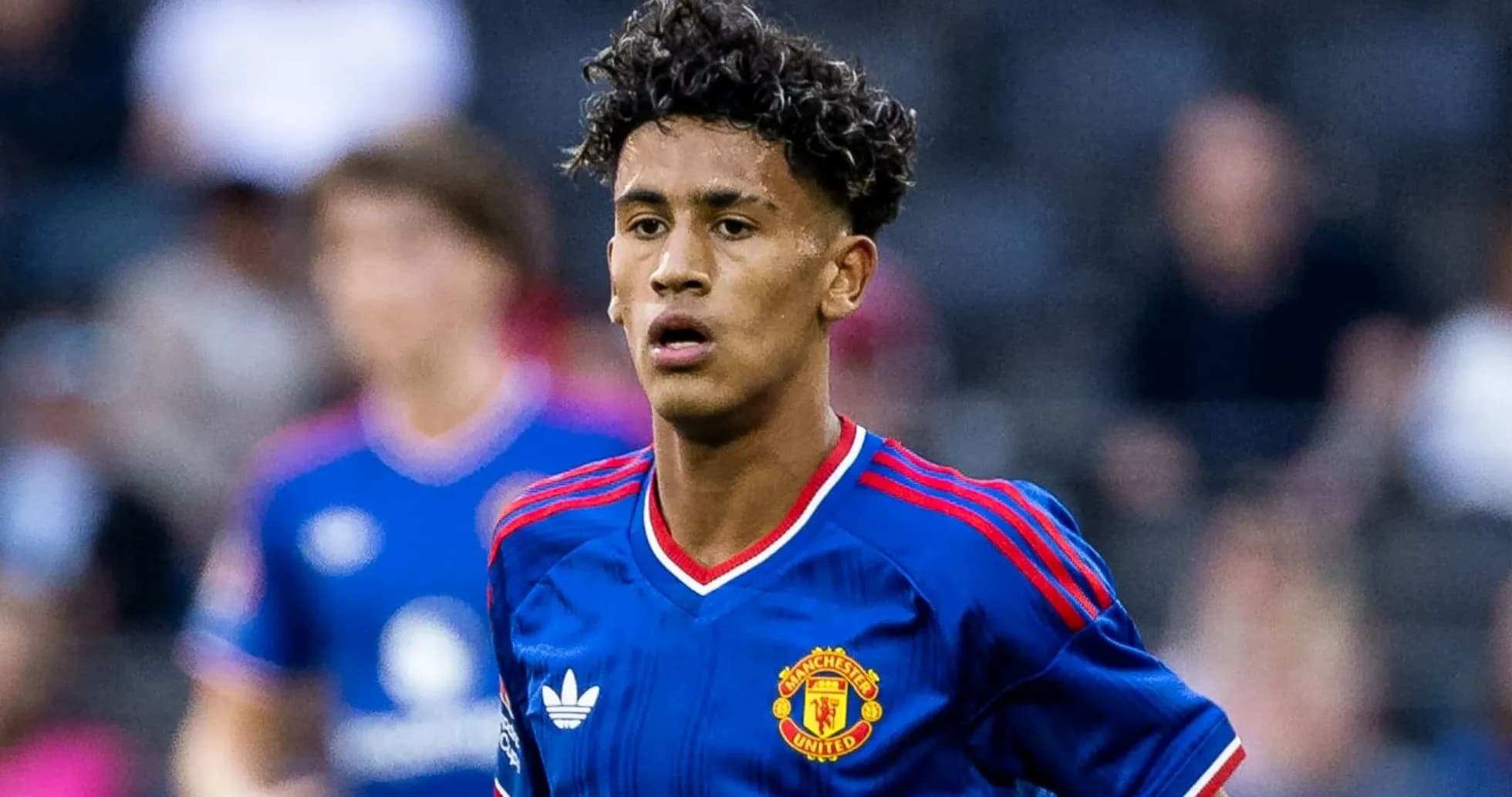 Игрок Manchester United на поле во время матча Игрок Manchester United на поле во время матча