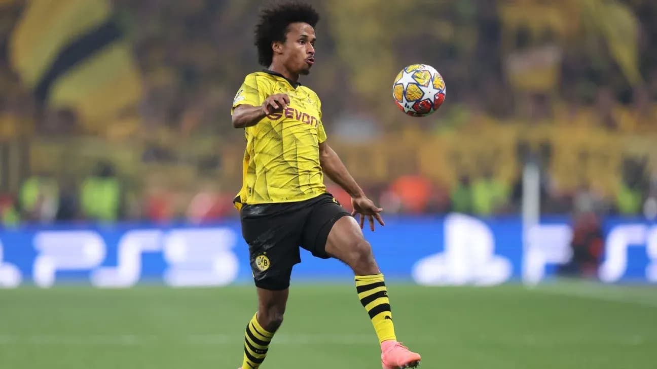 Игрок Borussia Dortmund контролирует мяч на поле Игрок Borussia Dortmund контролирует мяч на поле