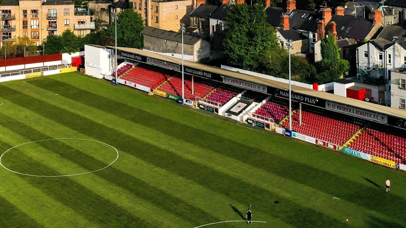 Стадион St Patrick's Athletic с пустыми трибунами Стадион St Patrick's Athletic с пустыми трибунами