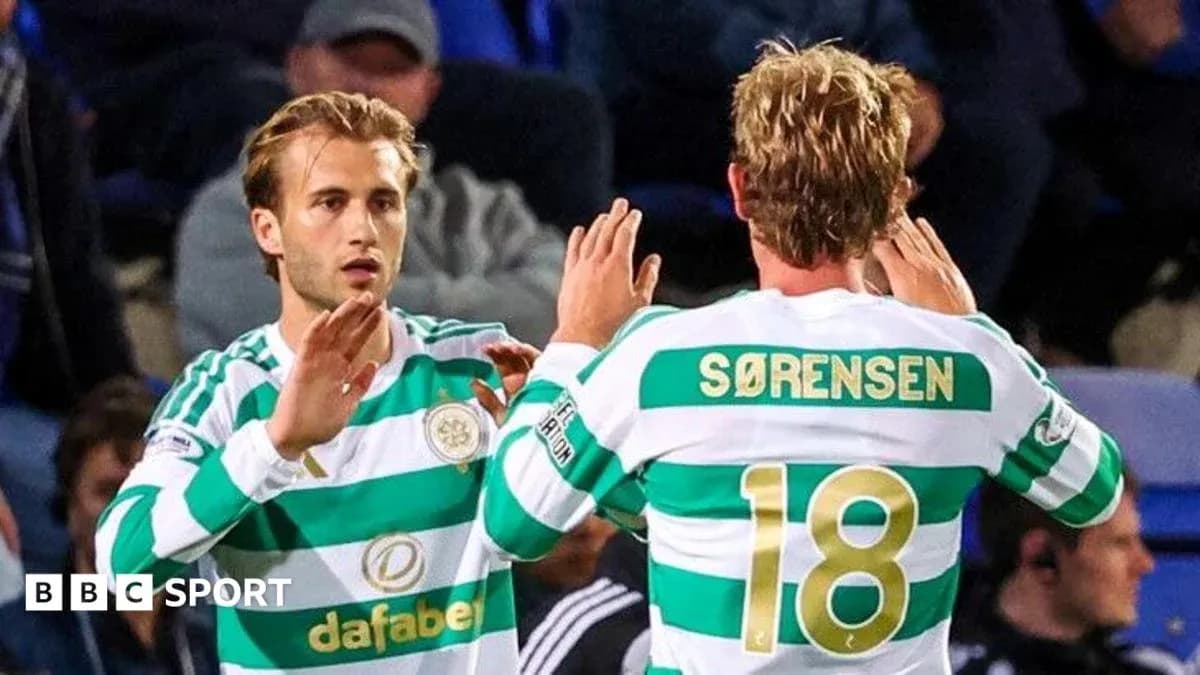 Игроки Celtic обмениваются приветствиями на поле Игроки Celtic обмениваются приветствиями на поле