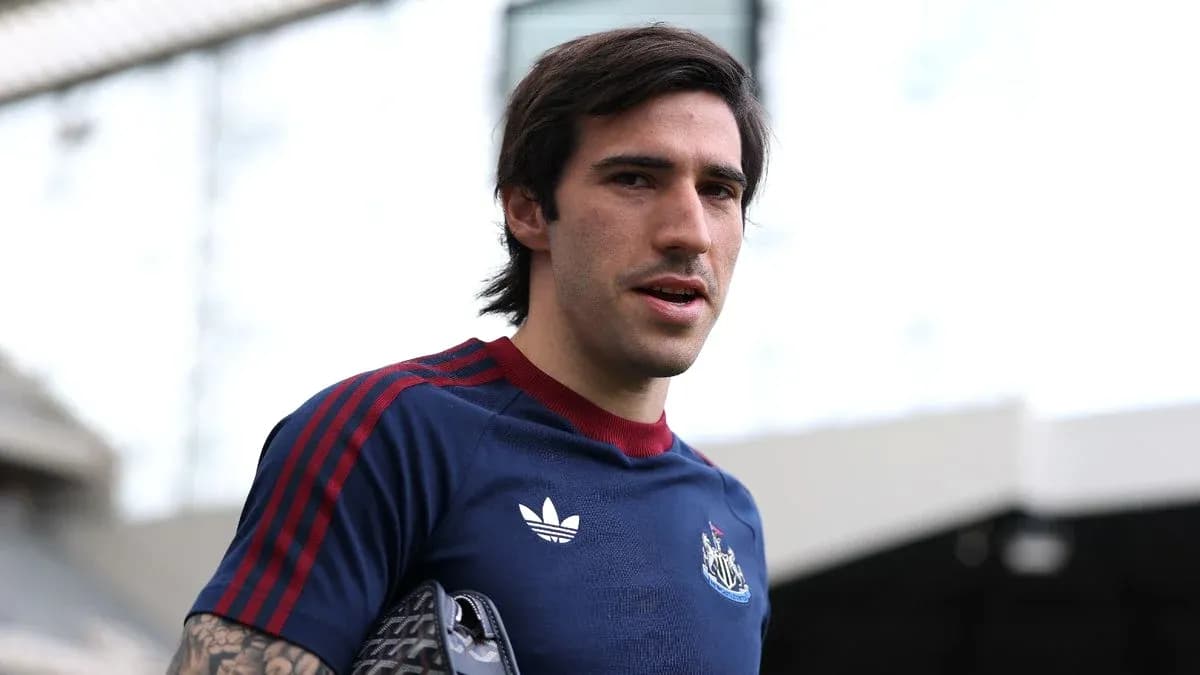 Игрок в тренировочной форме Newcastle United на стадионе Игрок в тренировочной форме Newcastle United на стадионе