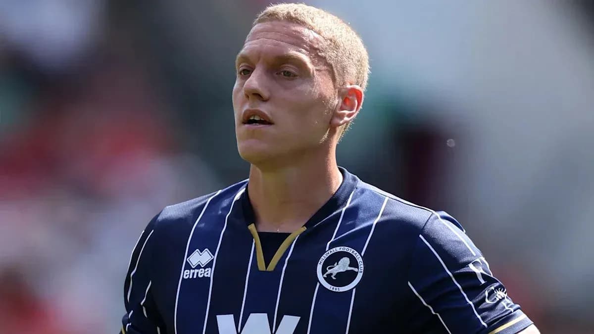Игрок в форме Millwall на поле во время матча Игрок в форме Millwall на поле во время матча
