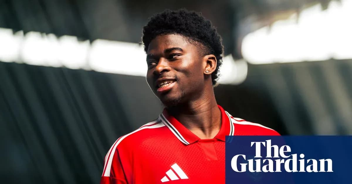 Игрок в красной футболке с логотипом Adidas Игрок в красной футболке с логотипом Adidas