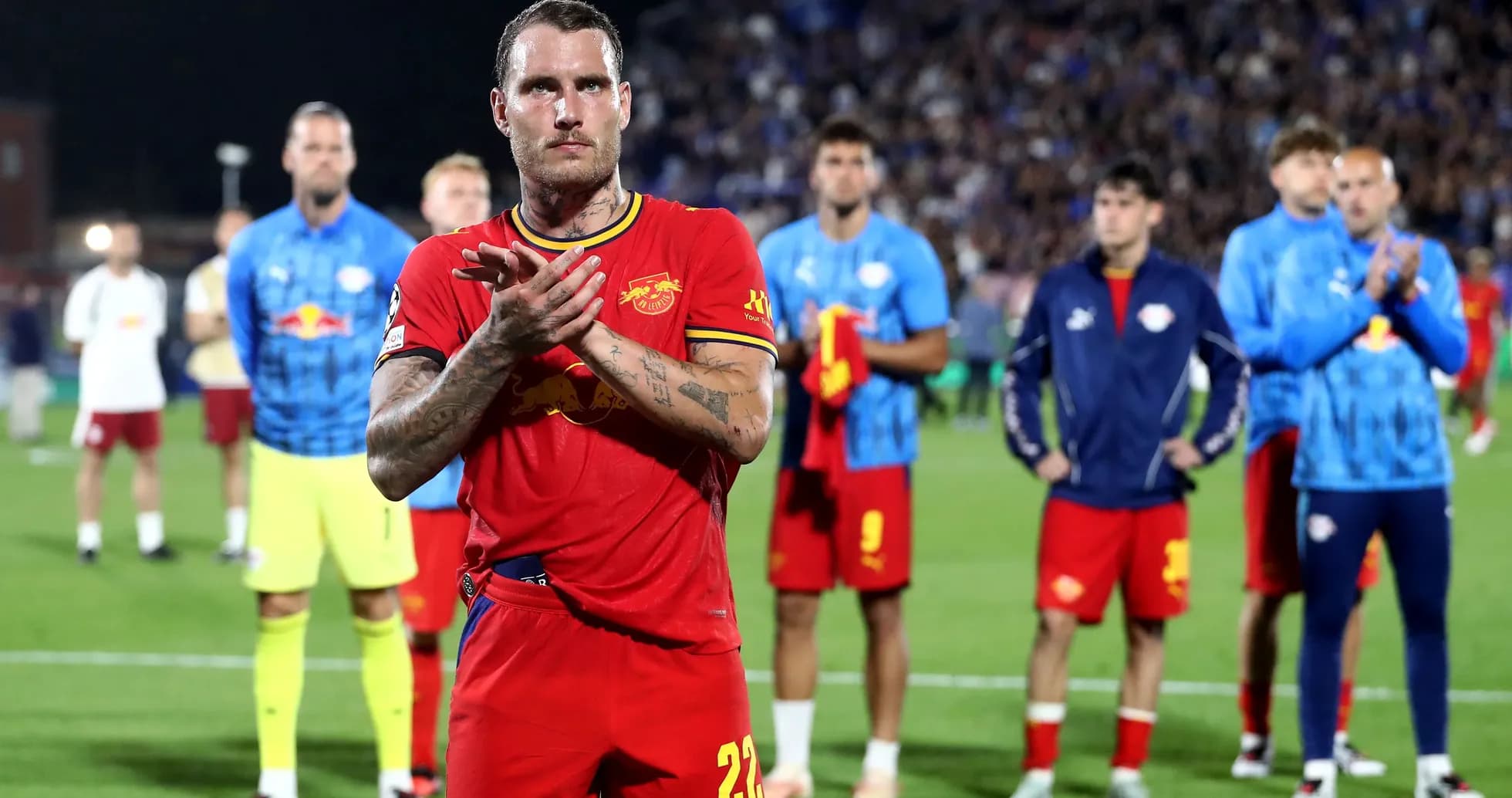 Игроки RB Leipzig applauding после матча на стадионе Игроки RB Leipzig applauding после матча на стадионе
