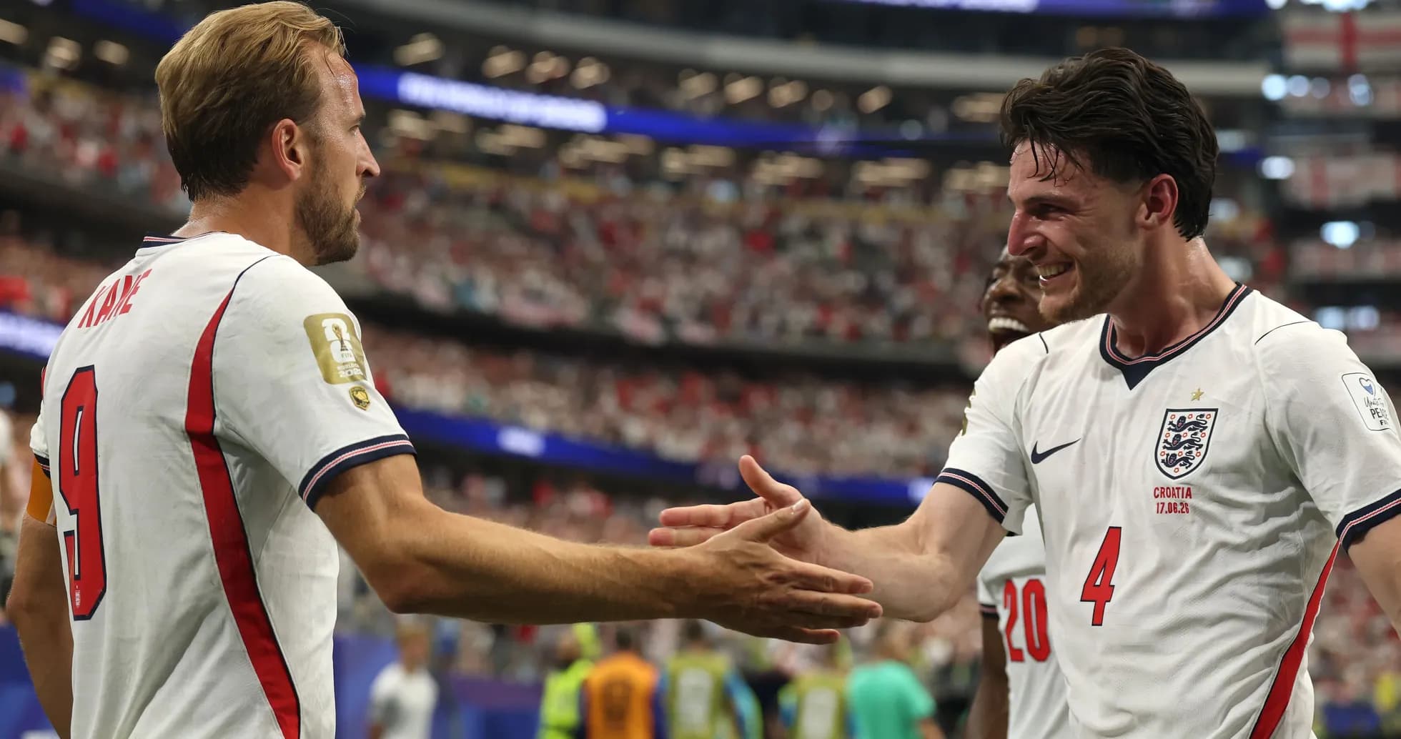 Игроки сборной Англии празднуют после гола Игроки сборной Англии празднуют после гола