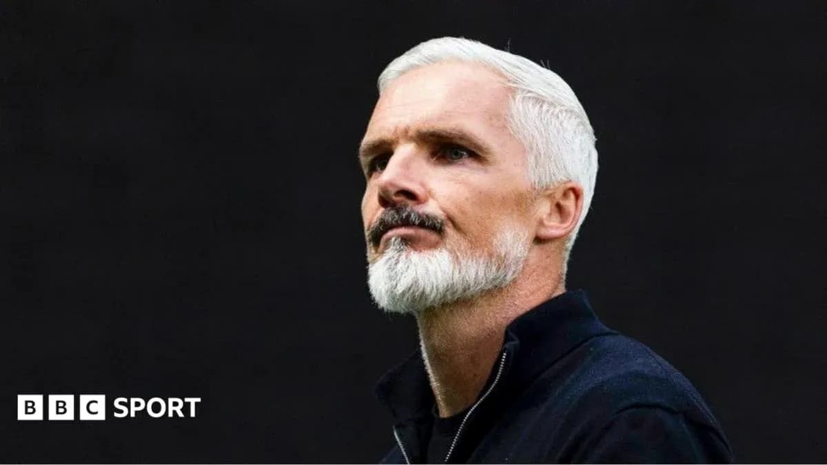 Тренер с белыми волосами на темном фоне Тренер с белыми волосами на темном фоне