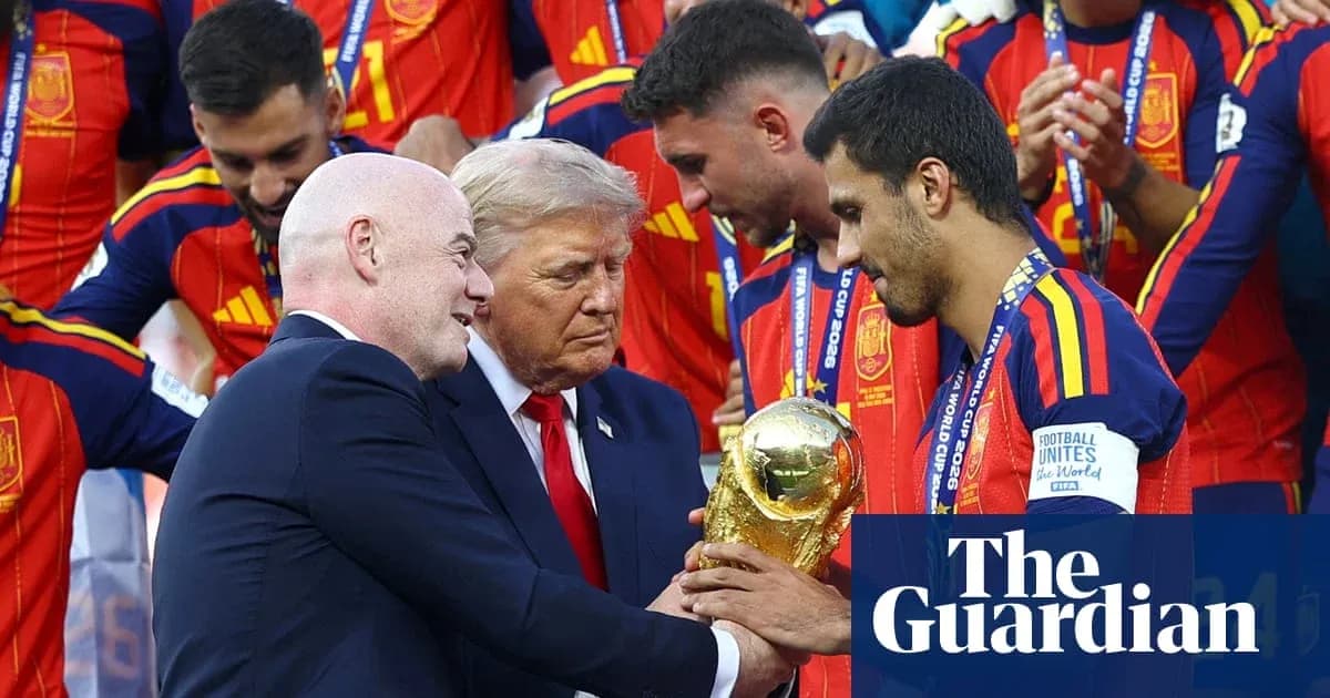 Футбольная команда Испании получает трофей чемпионата мира Футбольная команда Испании получает трофей чемпионата мира