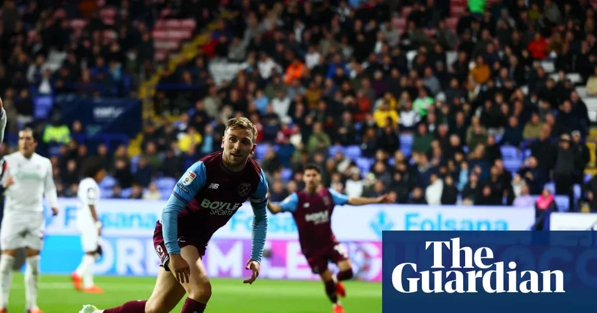 Игрок команды West Ham United на поле во время матча Игрок команды West Ham United на поле во время матча