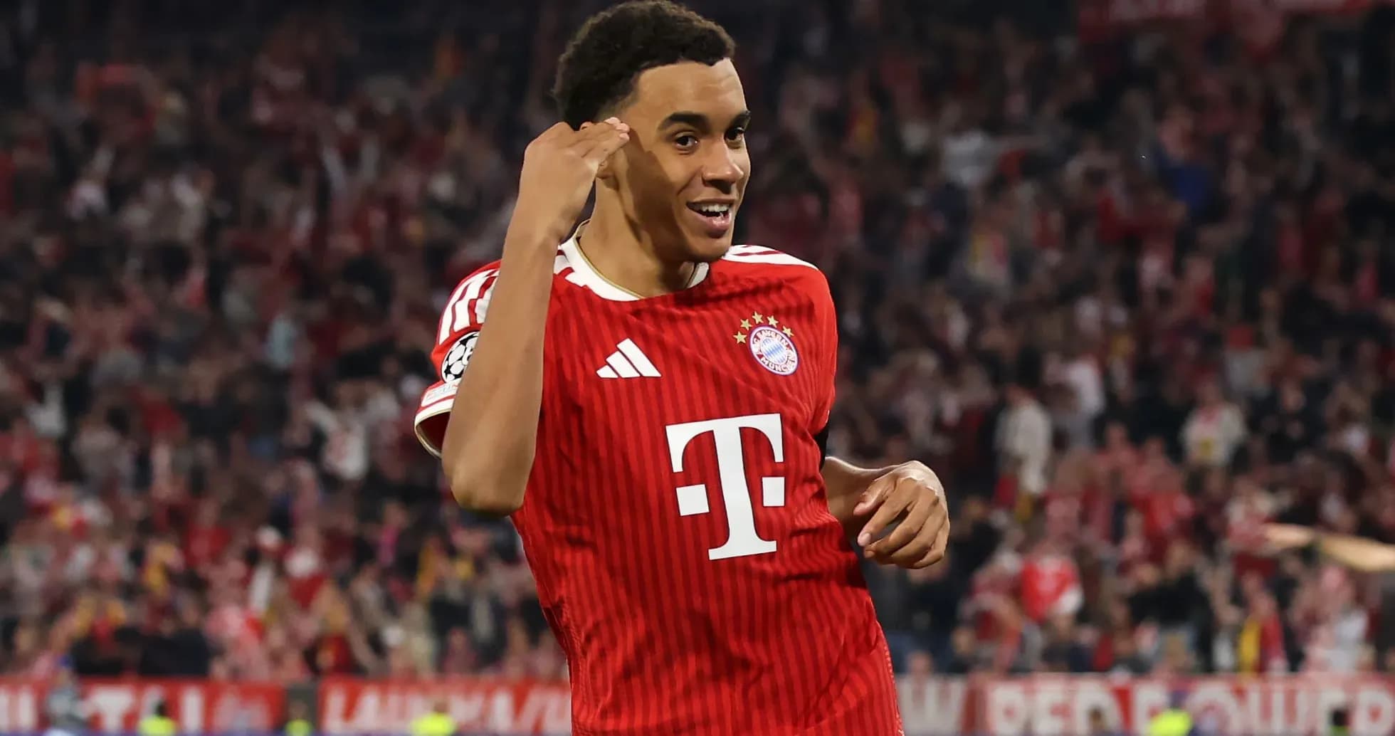 Игрок Bayern Munich празднует гол на стадионе Игрок Bayern Munich празднует гол на стадионе