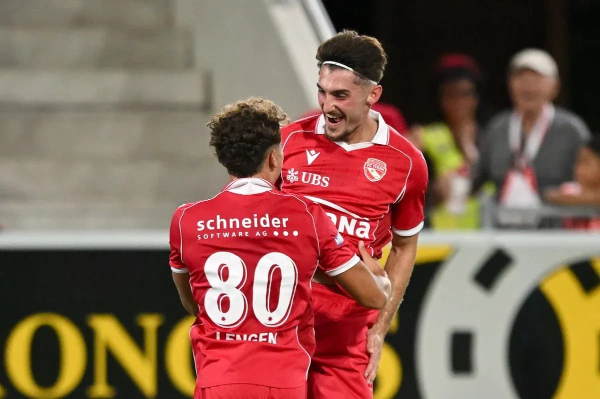 Игроки FC Thun празднуют гол Игроки FC Thun празднуют гол