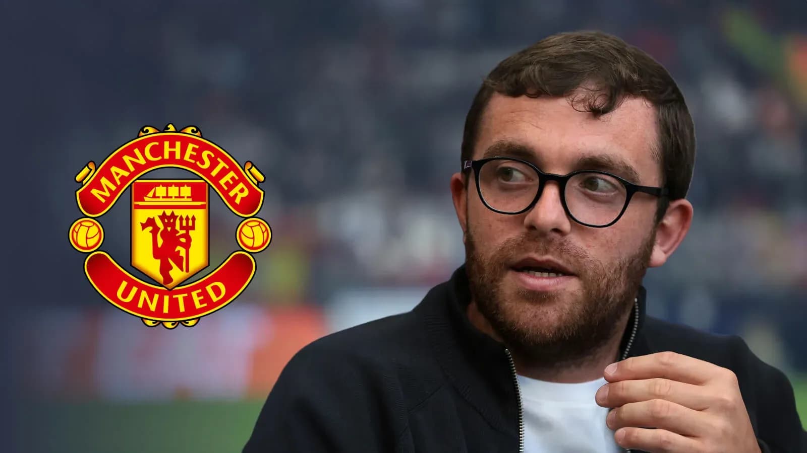 Человек обсуждает Manchester United на пресс-конференции Человек обсуждает Manchester United на пресс-конференции