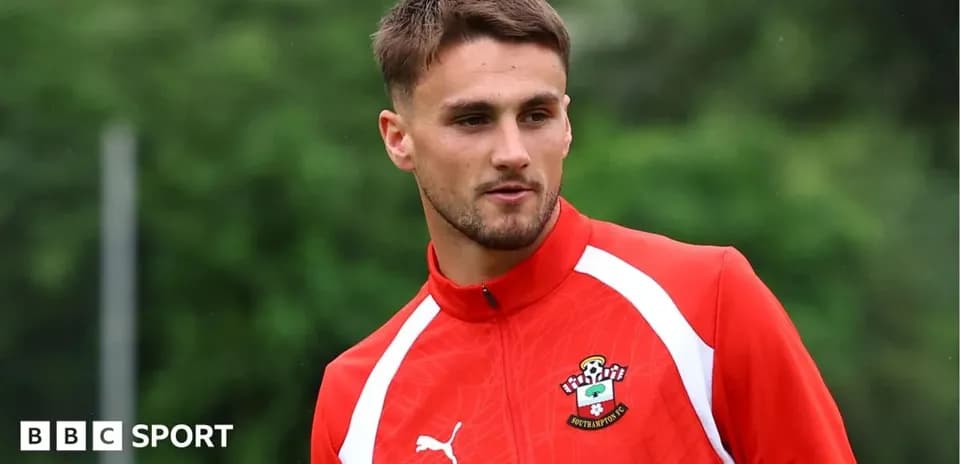 Игрок в красной форме Southampton на тренировке Игрок в красной форме Southampton на тренировке