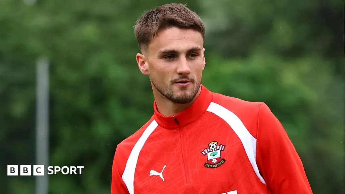 Игрок в красной форме Southampton на тренировке Игрок в красной форме Southampton на тренировке