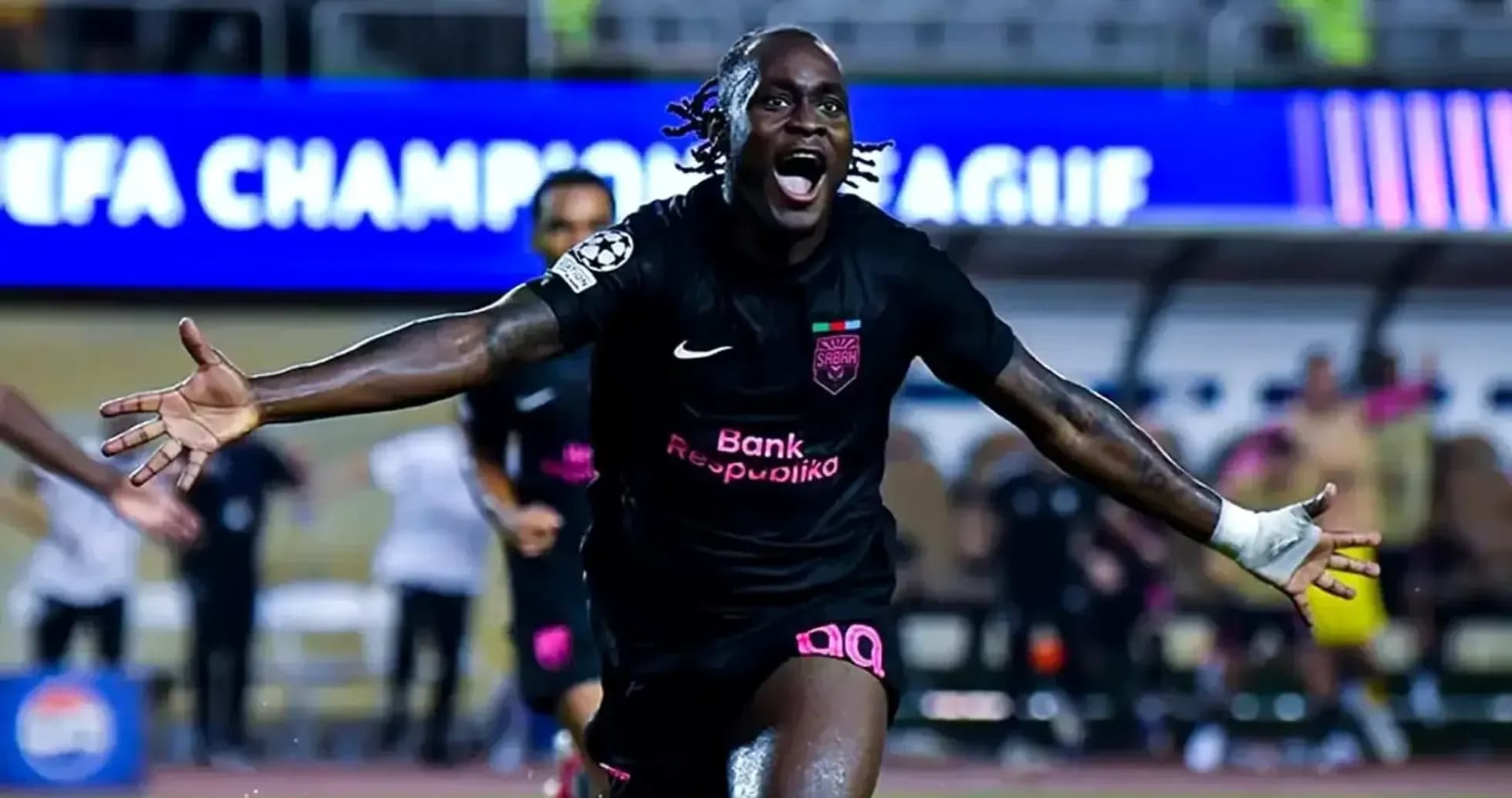 Игрок Sabah FA празднует гол в матче Игрок Sabah FA празднует гол в матче