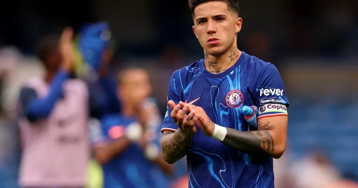 Игрок Chelsea аплодирует на стадионе после матча Игрок Chelsea аплодирует на стадионе после матча