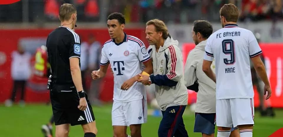 Игроки и тренер ФК Bayern обсуждают на поле Игроки и тренер ФК Bayern обсуждают на поле