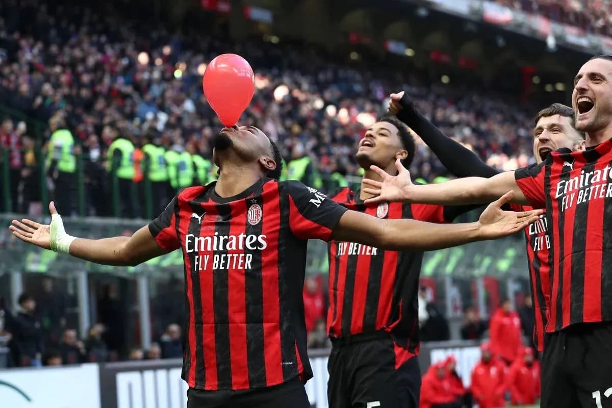 Игроки AC Milan празднуют гол с шариком Игроки AC Milan празднуют гол с шариком