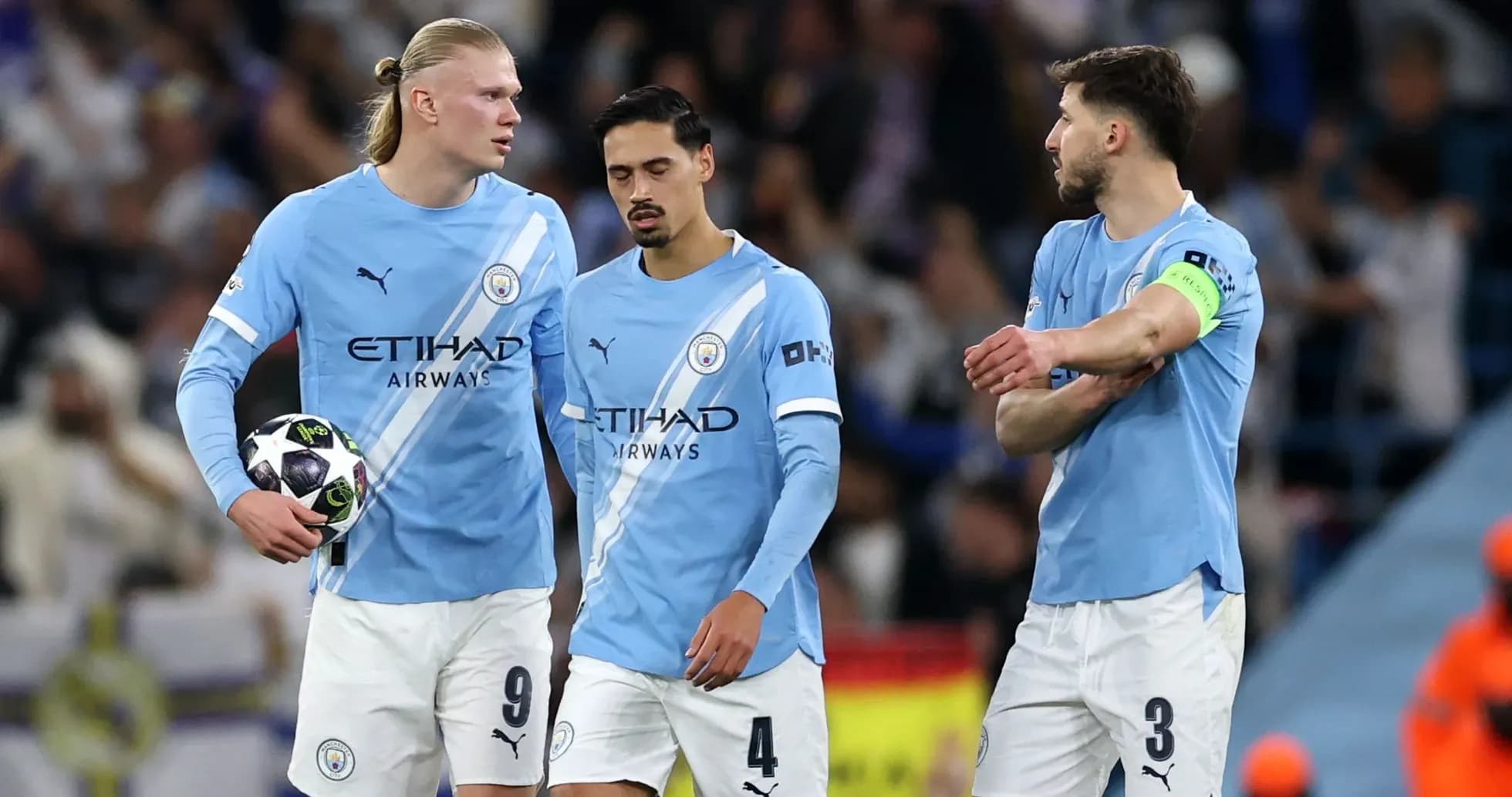 Игроки Manchester City обсуждают игру на поле Игроки Manchester City обсуждают игру на поле