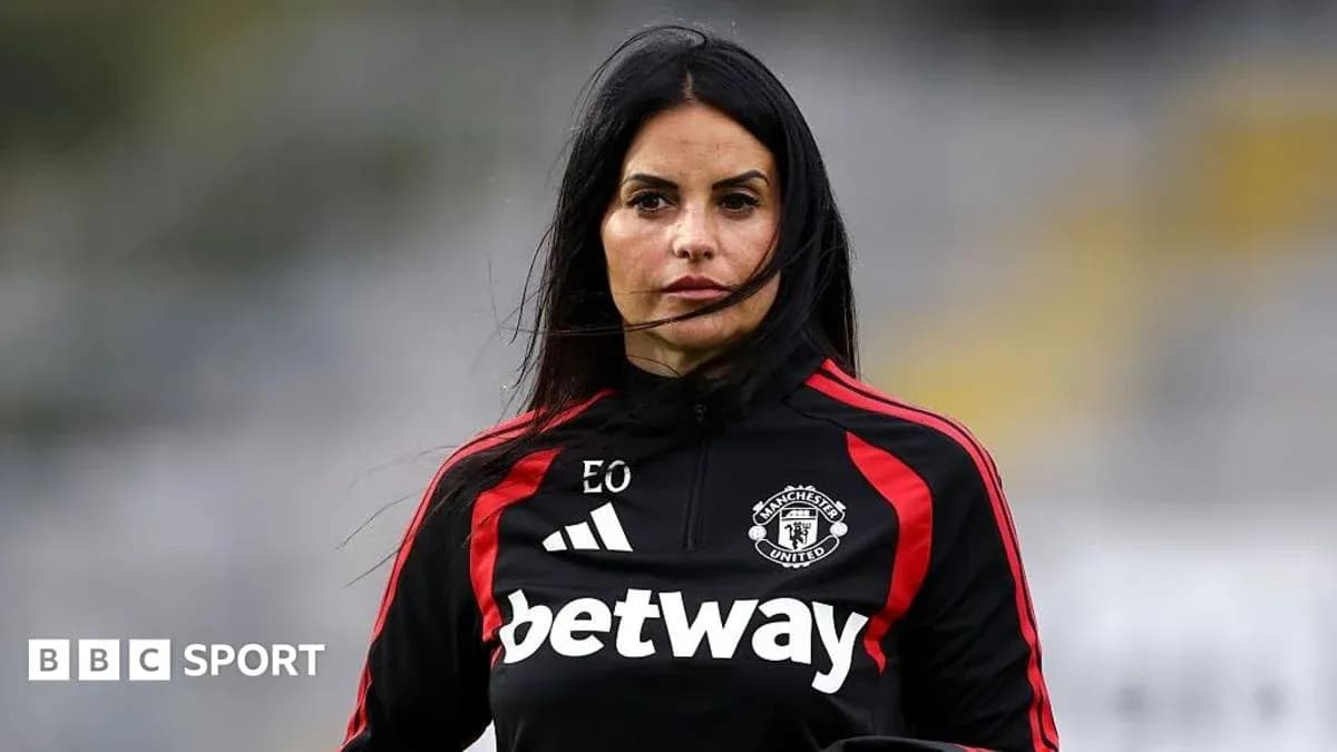 Женщина в спортивной одежде Manchester United на поле Женщина в спортивной одежде Manchester United на поле