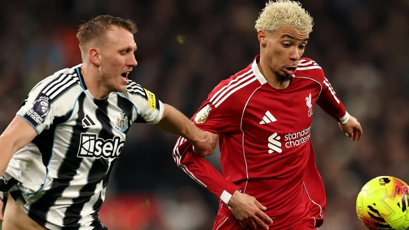 Игроки Newcastle и Liverpool в борьбе за мяч Игроки Newcastle и Liverpool в борьбе за мяч