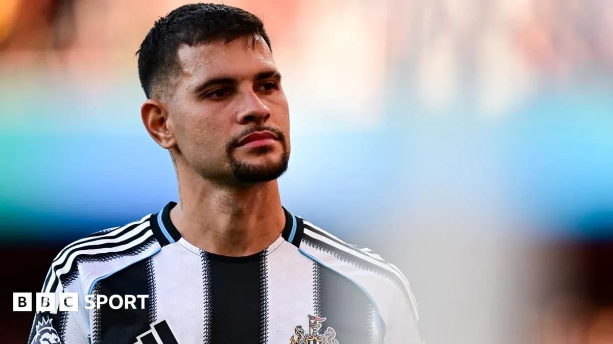 Игрок Newcastle United на поле во время матча Игрок Newcastle United на поле во время матча
