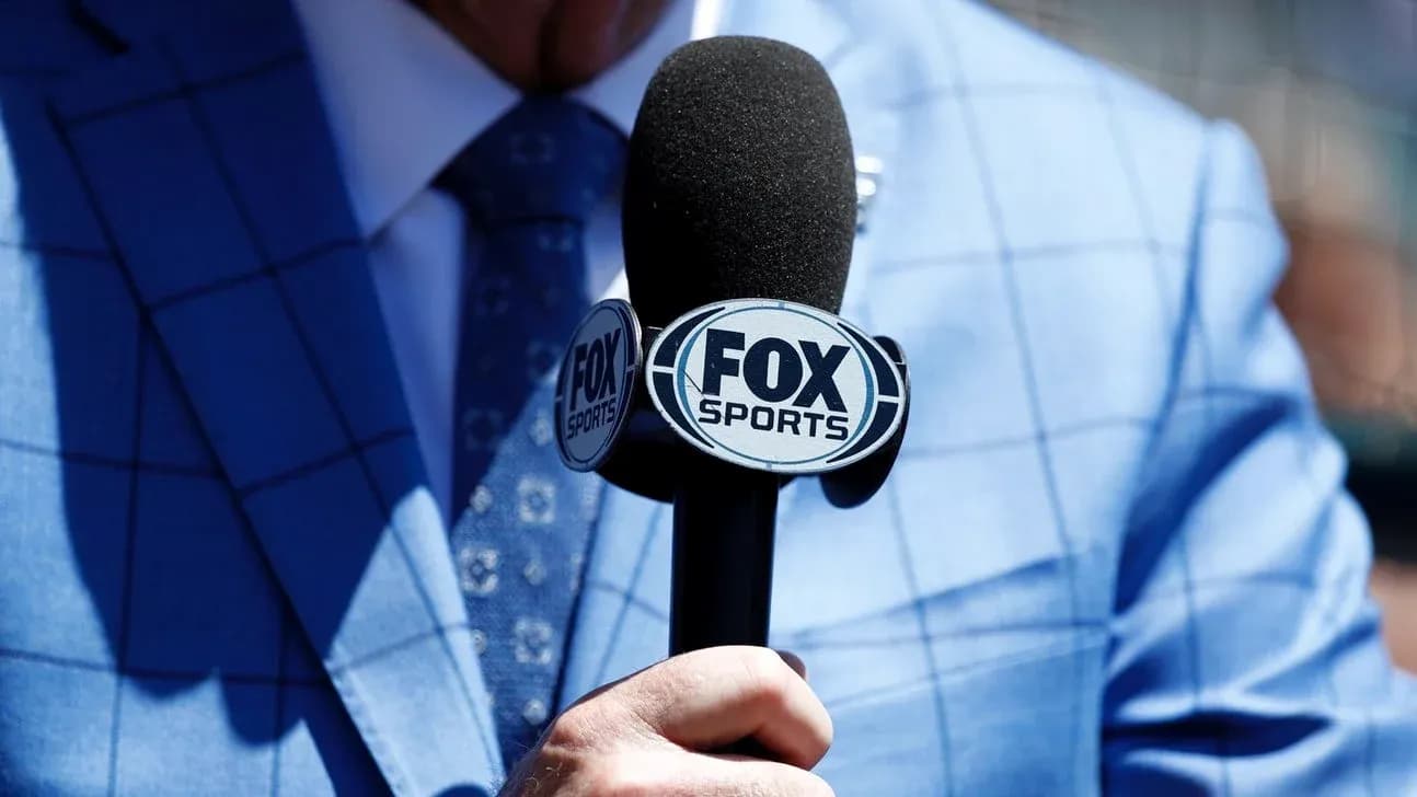 Микрофон с логотипом FOX Sports в руке Микрофон с логотипом FOX Sports в руке