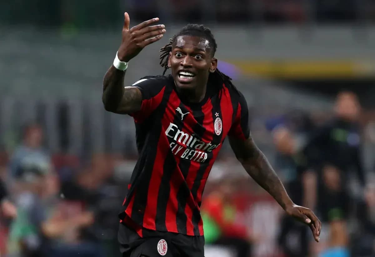 Игрок AC Milan выражает недовольство на поле Игрок AC Milan выражает недовольство на поле