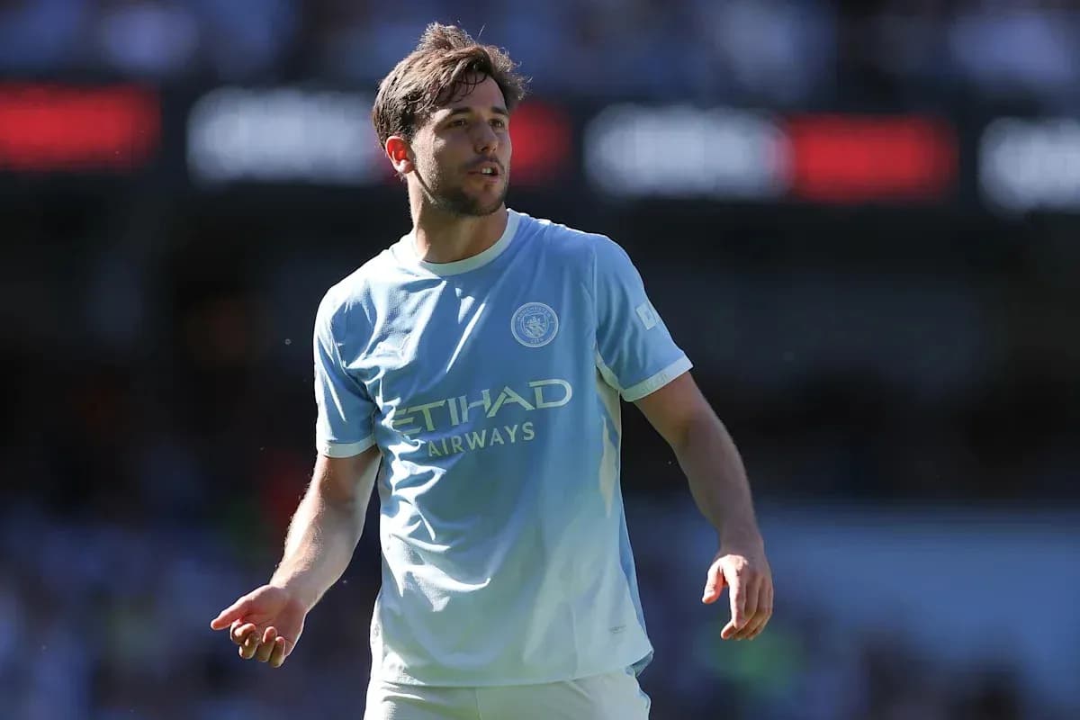 Игрок в светлой футболке Manchester City на поле Игрок в светлой футболке Manchester City на поле