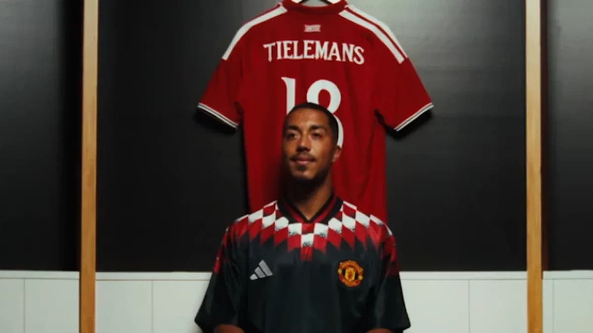 Игрок в футболке Manchester United с красной майкой на стене Игрок в футболке Manchester United с красной майкой на стене