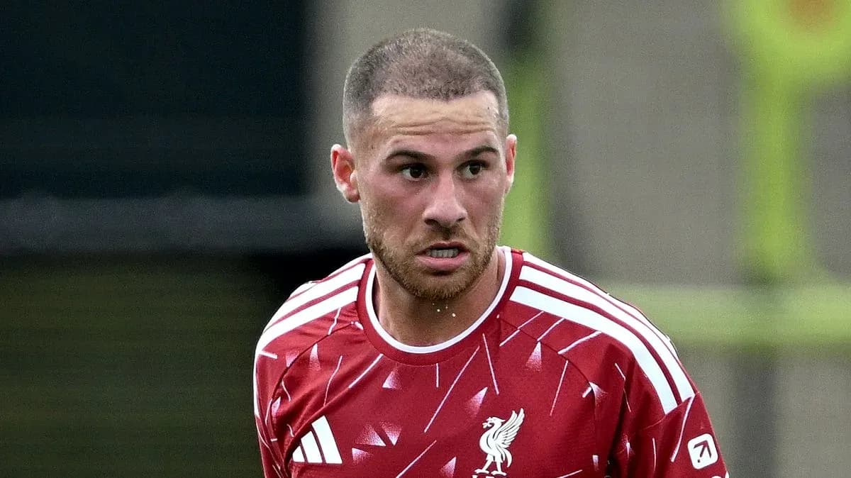 Игрок в красной форме Liverpool на тренировке Игрок в красной форме Liverpool на тренировке