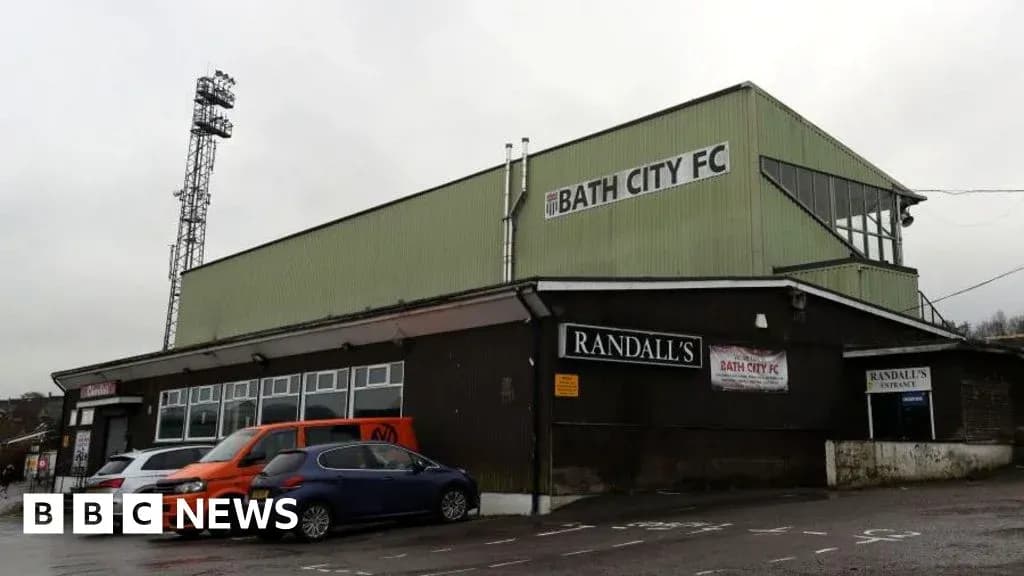Стадион Bath City FC с парковкой и вывесками Стадион Bath City FC с парковкой и вывесками