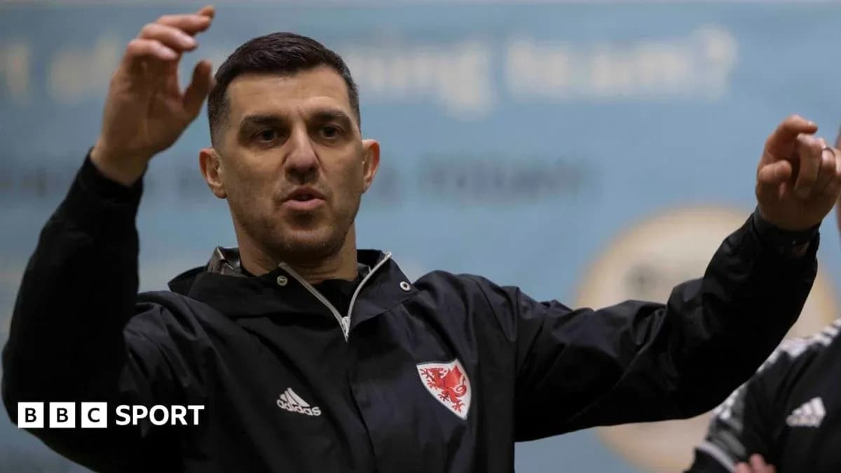 Тренер объясняет тактику на тренировке команды Тренер объясняет тактику на тренировке команды