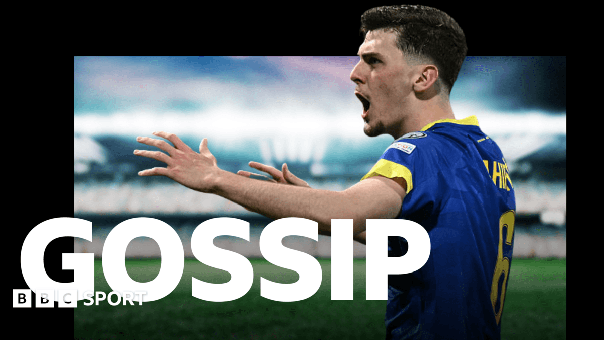 Игрок в синей форме подает сигнал на стадионе Игрок в синей форме подает сигнал на стадионе