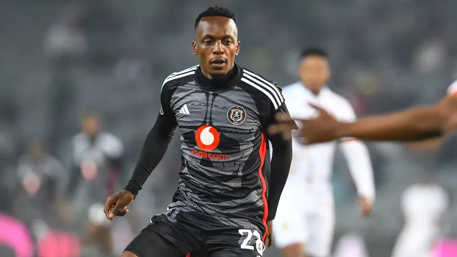 Игрок команды Orlando Pirates в черной форме на поле Игрок команды Orlando Pirates в черной форме на поле