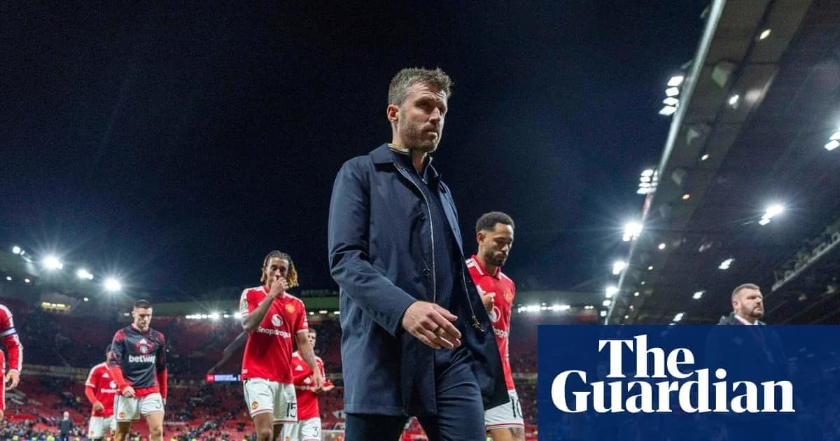 Футболисты Manchester United покидают поле после матча Футболисты Manchester United покидают поле после матча