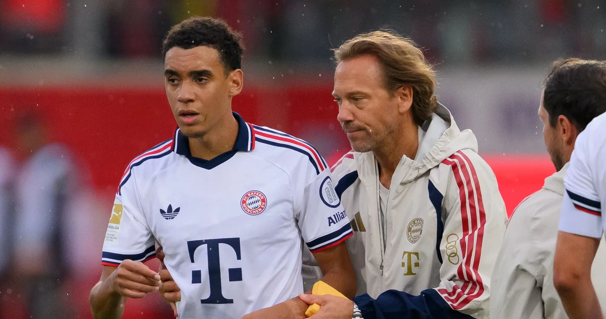 Игроки Bayern Munich на скамейке запасных во время матча Игроки Bayern Munich на скамейке запасных во время матча