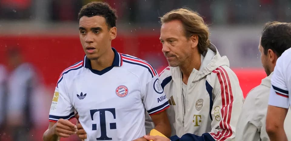 Игроки Bayern Munich на скамейке запасных во время матча Игроки Bayern Munich на скамейке запасных во время матча