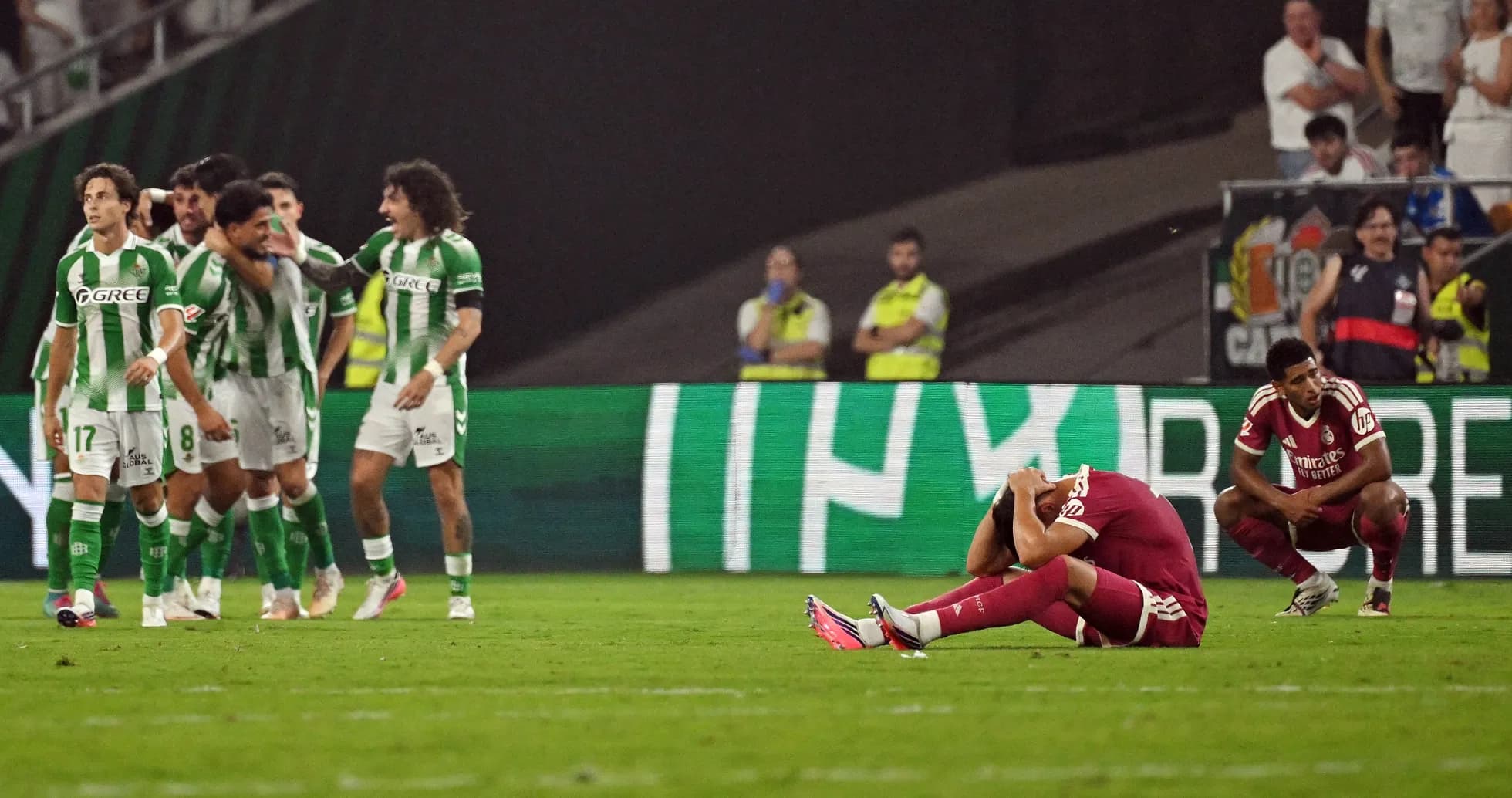Игроки команды Betis празднуют, игроки другой команды расстроены Игроки команды Betis празднуют, игроки другой команды расстроены