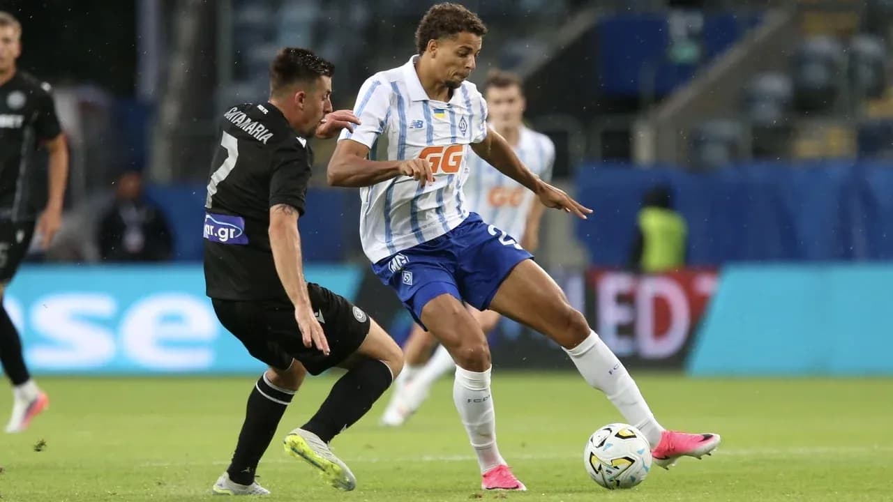 Игроки PAOK и Динамо Киев в борьбе за мяч Игроки PAOK и Динамо Киев в борьбе за мяч