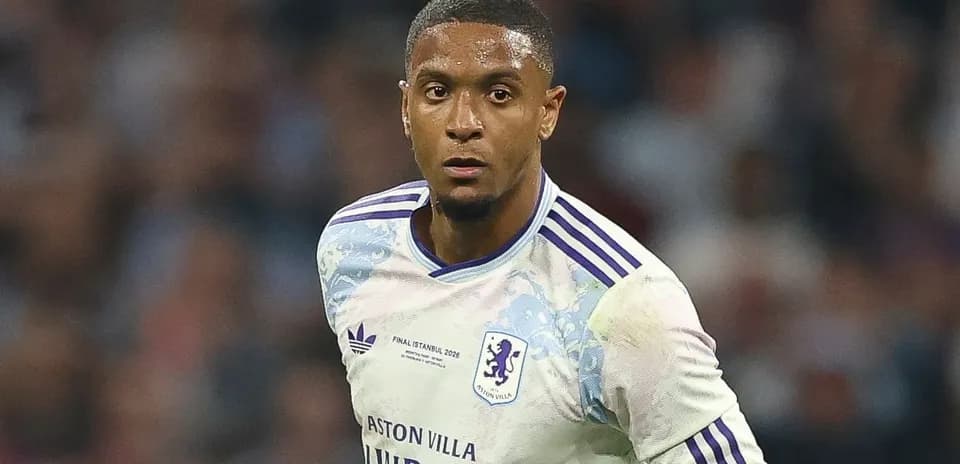 Игрок в футболке Aston Villa на поле Игрок в футболке Aston Villa на поле