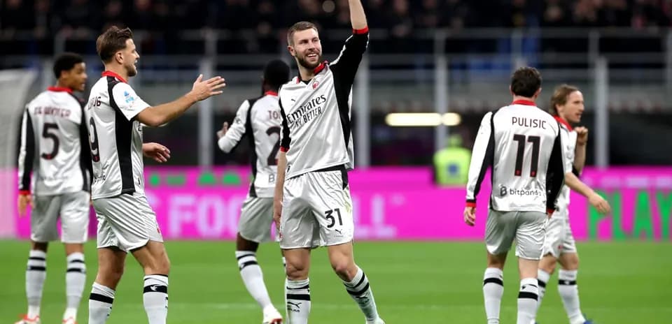 Игроки AC Milan празднуют гол на матче Игроки AC Milan празднуют гол на матче