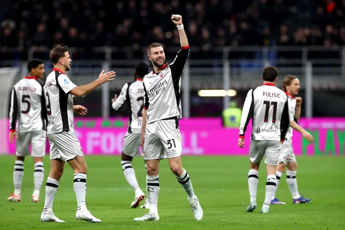 Игроки AC Milan празднуют гол на матче Игроки AC Milan празднуют гол на матче