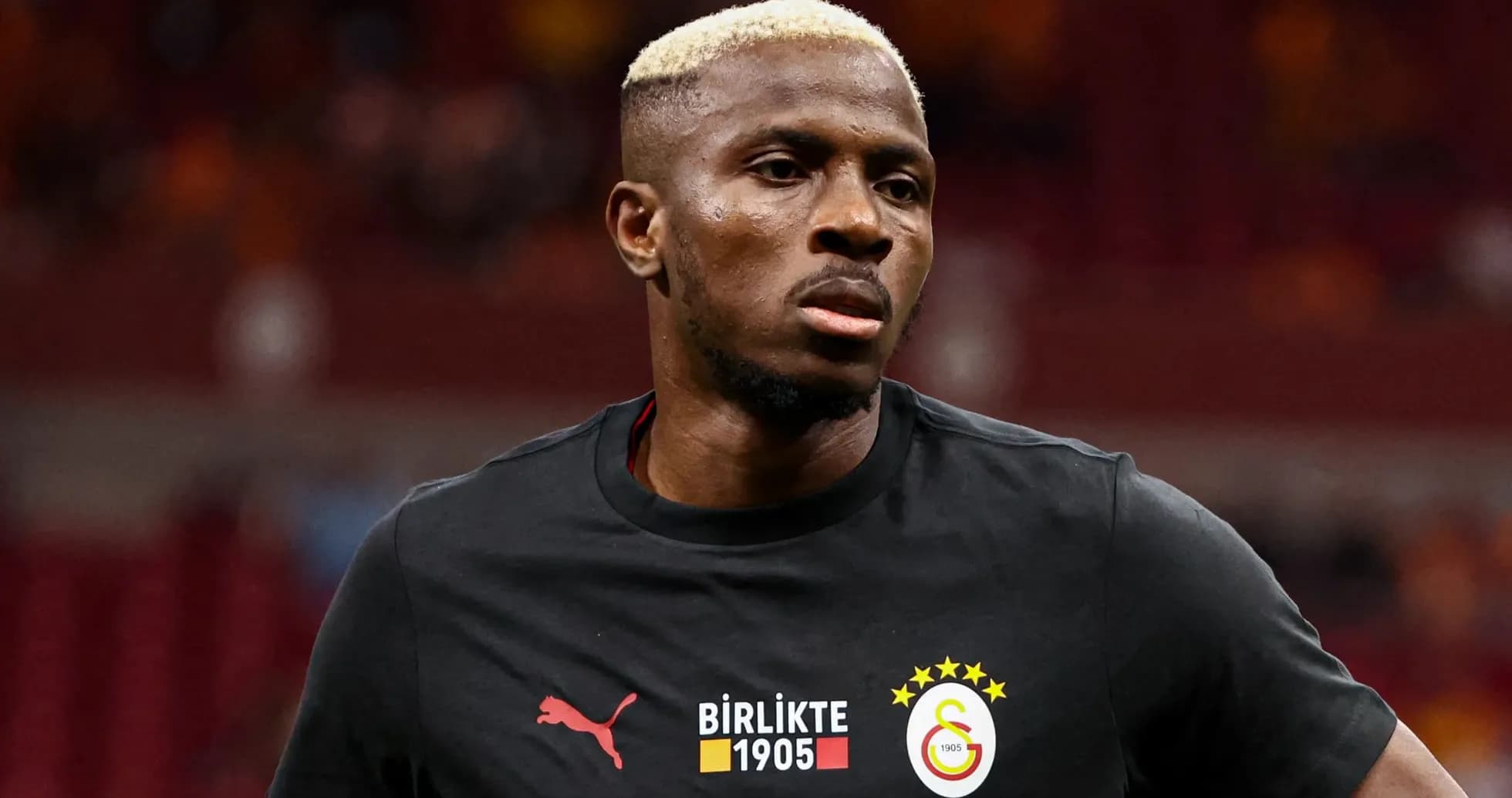 Игрок в тренировочной форме Galatasaray на стадионе Игрок в тренировочной форме Galatasaray на стадионе