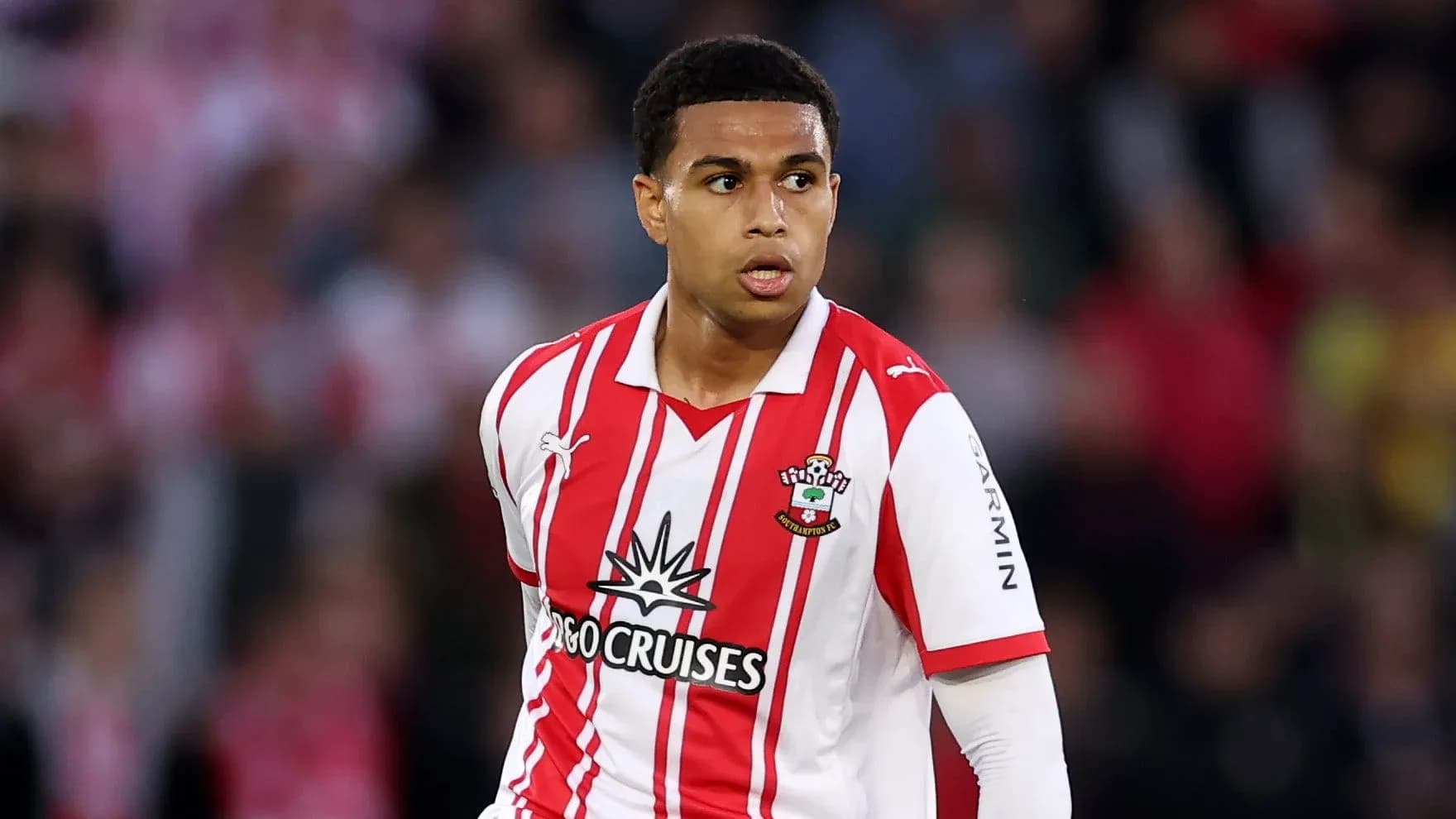 Игрок Southampton FC в действии на поле Игрок Southampton FC в действии на поле