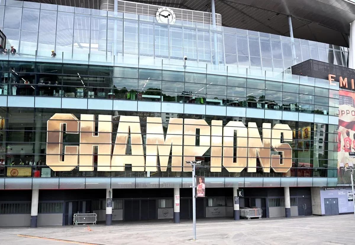 Здание стадиона с надписью 'CHAMPIONS' Здание стадиона с надписью 'CHAMPIONS'