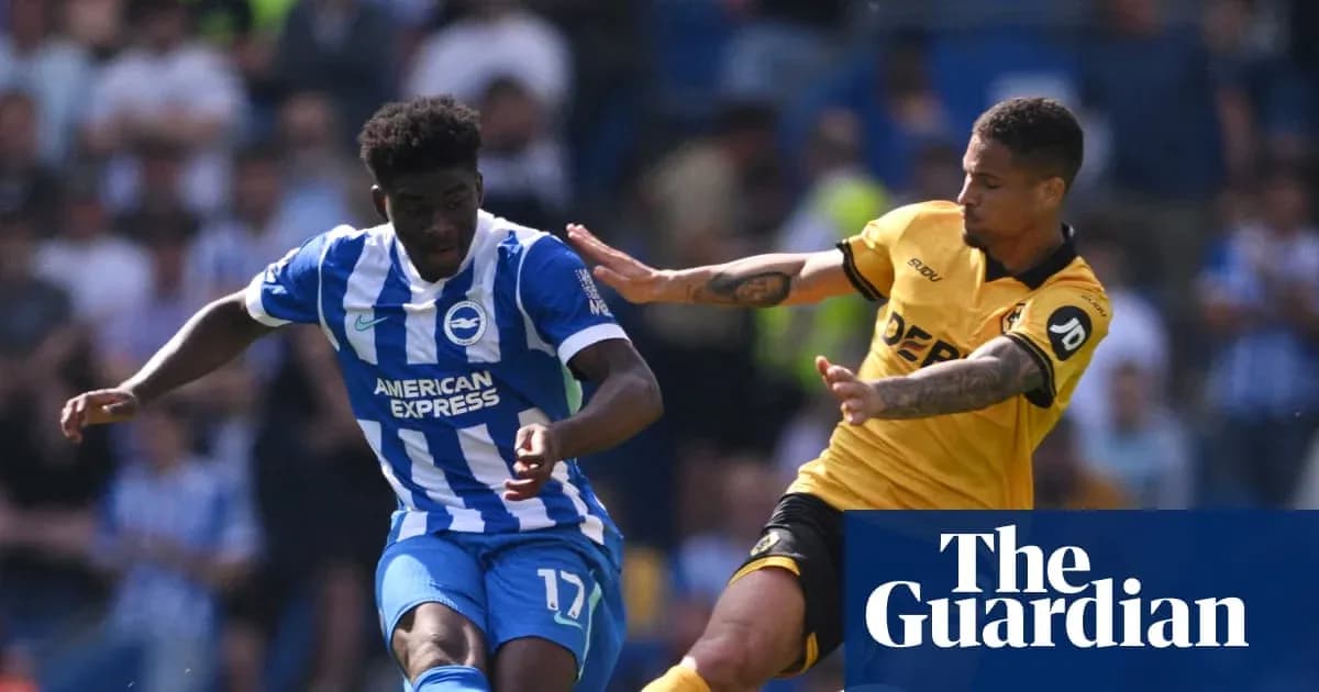 Игроки команды Brighton в борьбе за мяч Игроки команды Brighton в борьбе за мяч