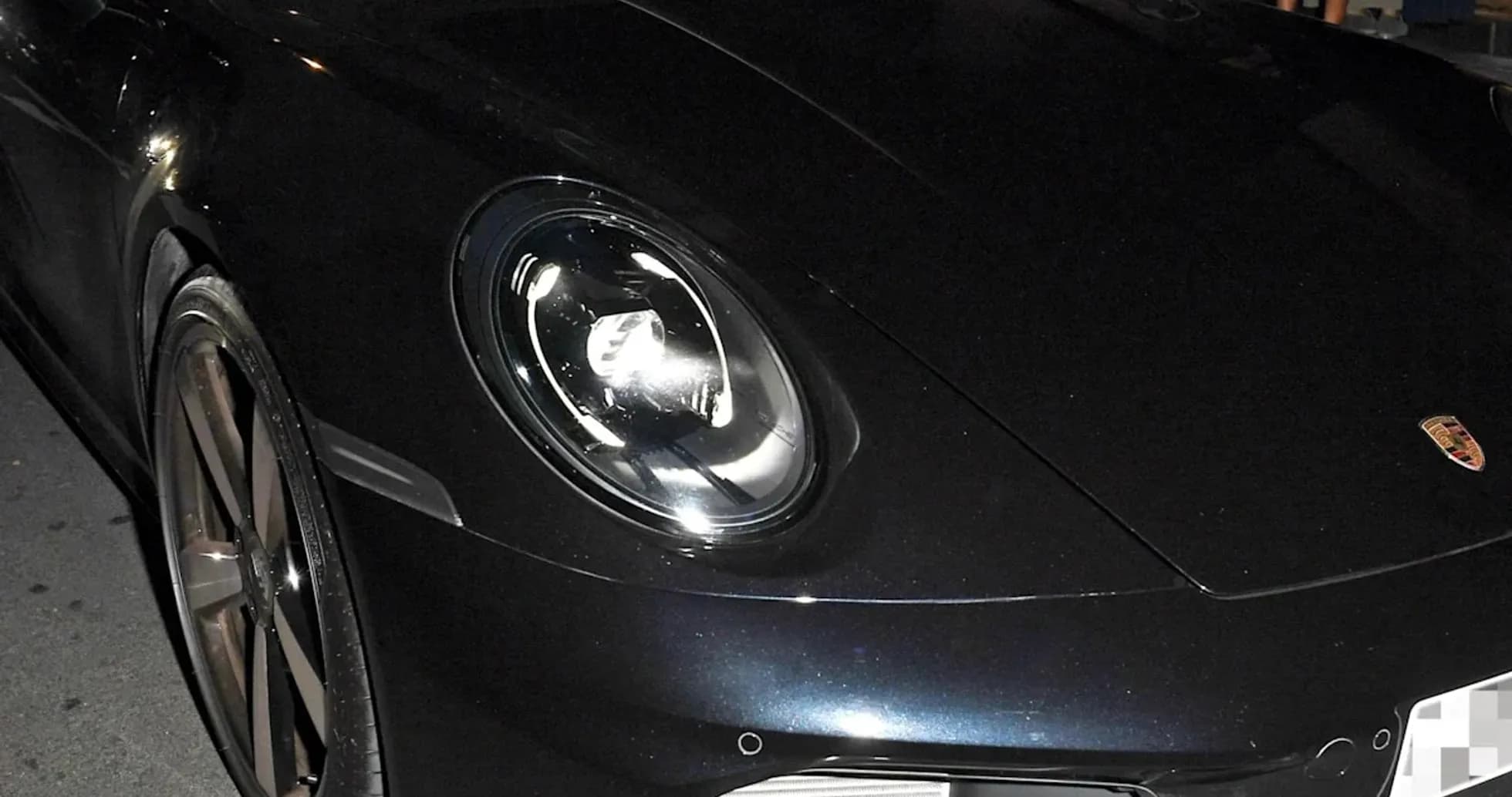 Два человека в спортивном автомобиле Porsche ночью Два человека в спортивном автомобиле Porsche ночью