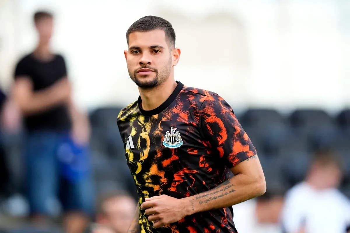 Игрок Newcastle в тренировочной форме на поле Игрок Newcastle в тренировочной форме на поле
