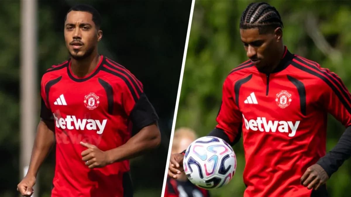 Игроки Manchester United на тренировке в красной форме Игроки Manchester United на тренировке в красной форме