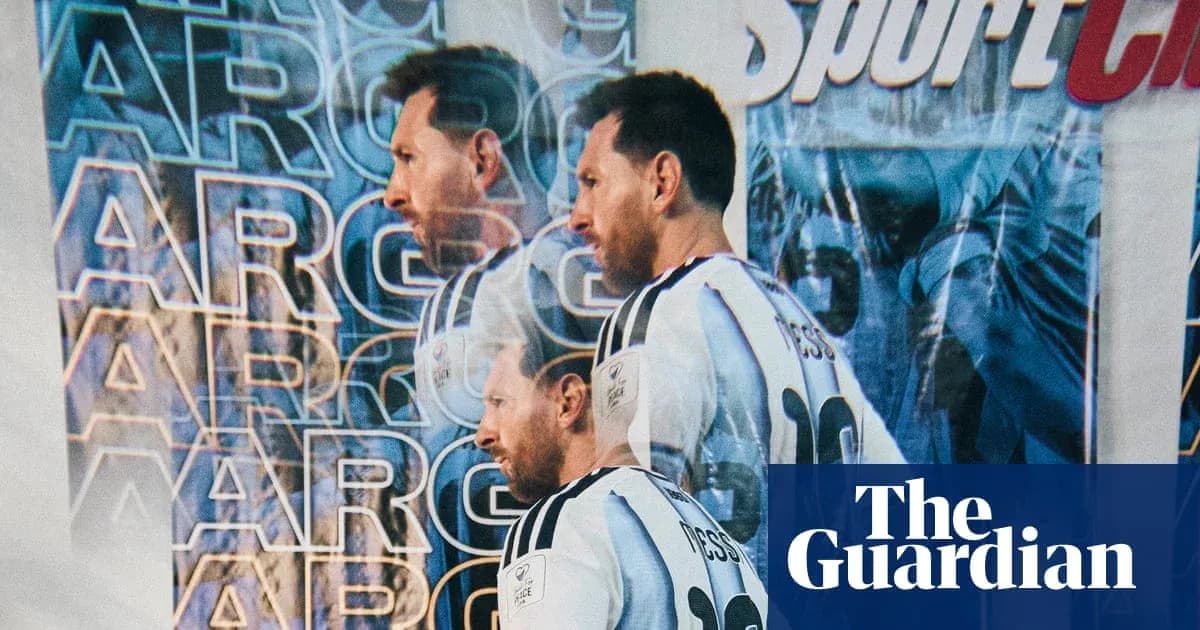 Футболист в форме Аргентины на фоне плаката Футболист в форме Аргентины на фоне плаката